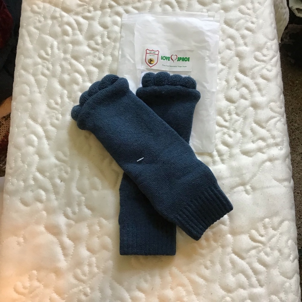 Love Space Toe SeparatorYoga Socks - Picture 1 of 2